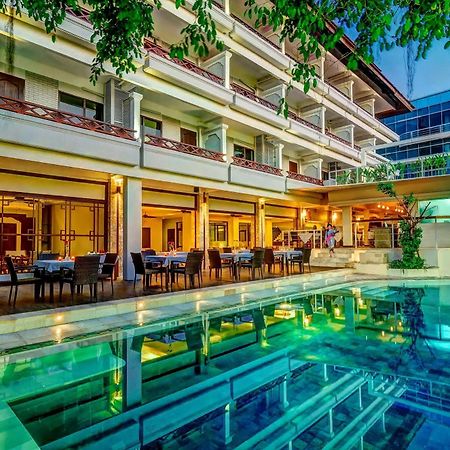 Kuta One Party Hotel Extérieur photo