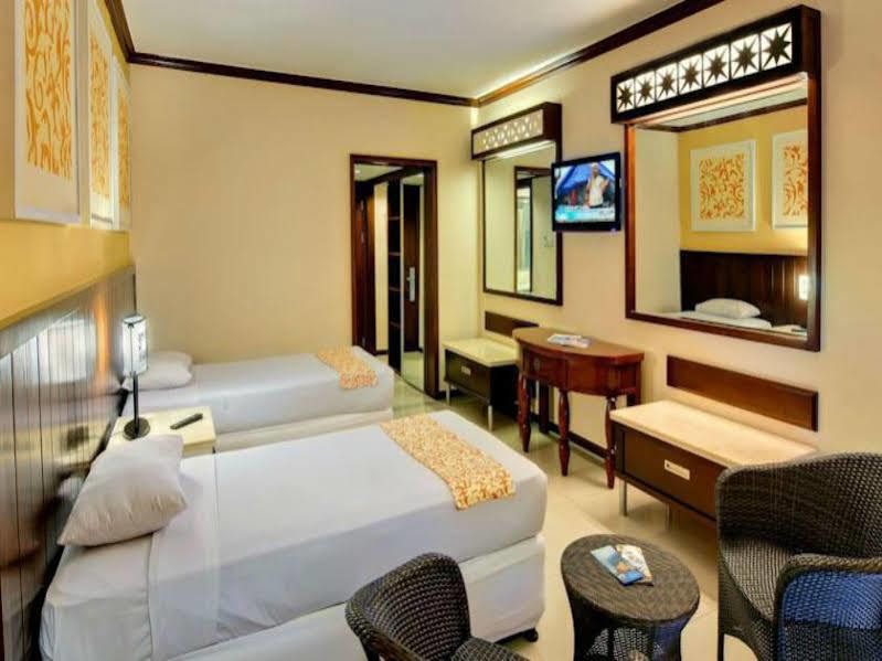 Kuta One Party Hotel Extérieur photo