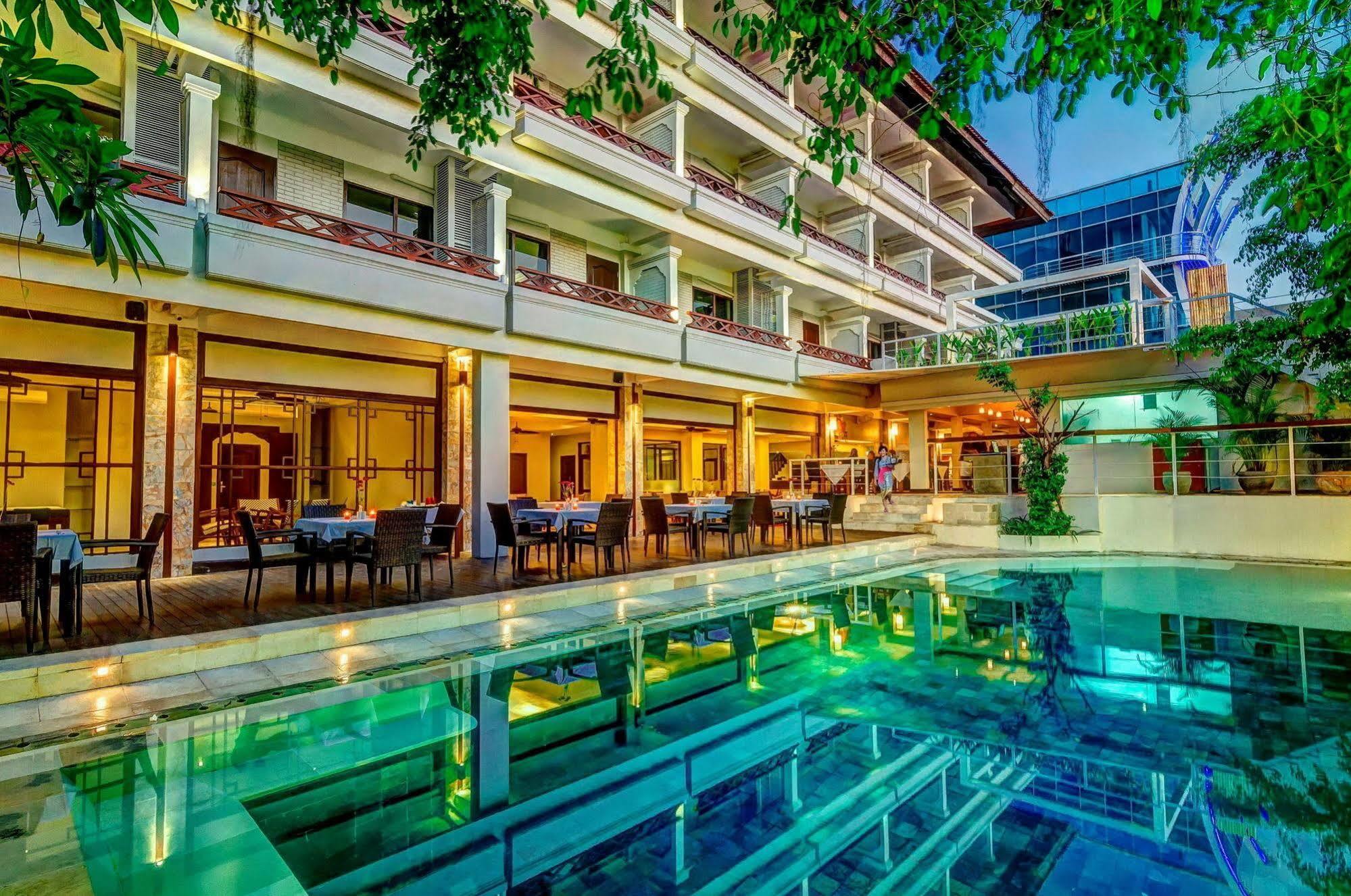 Kuta One Party Hotel Extérieur photo
