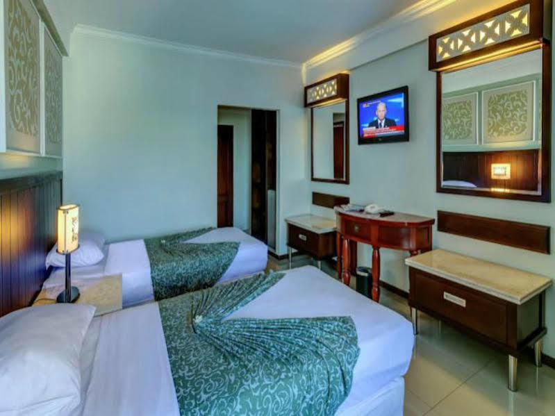 Kuta One Party Hotel Extérieur photo