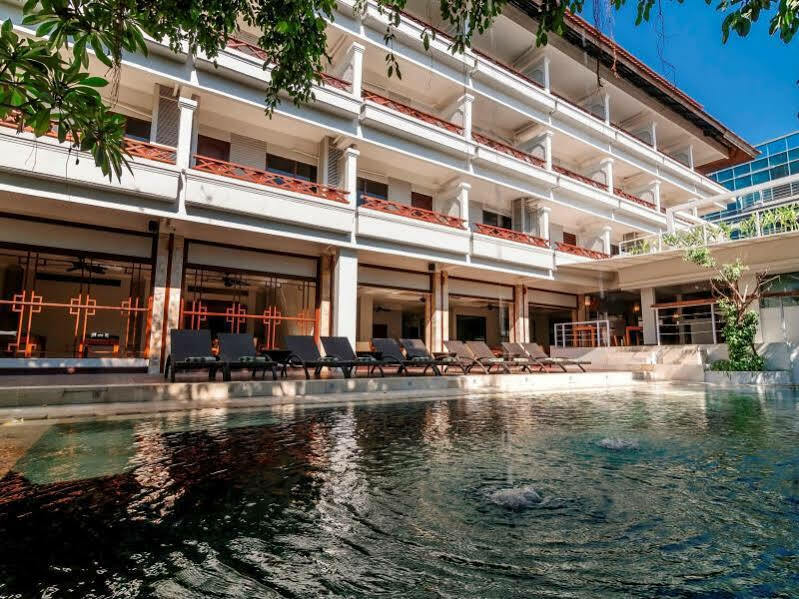 Kuta One Party Hotel Extérieur photo